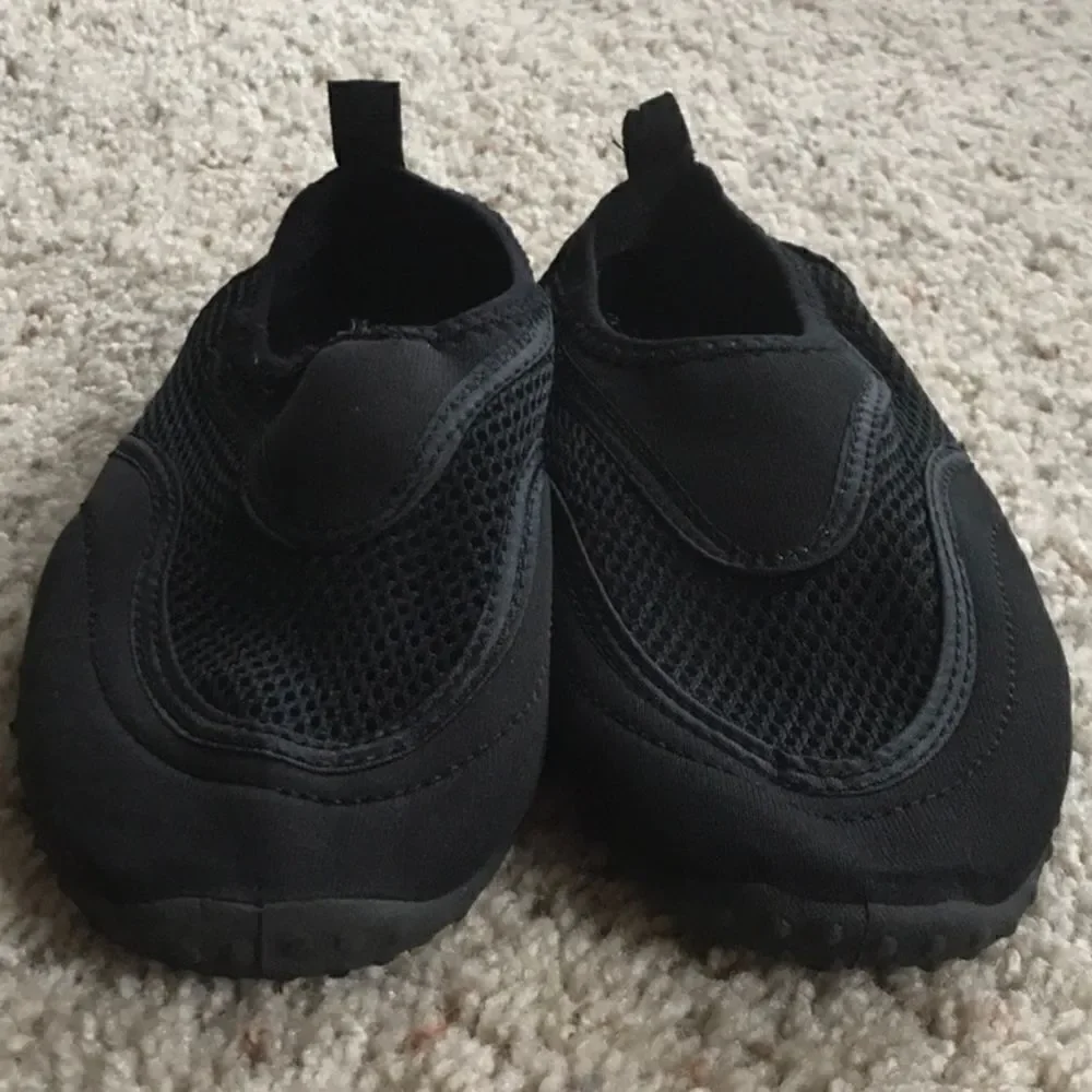 Boys Size Small (5/6) Swim Shoes 👟